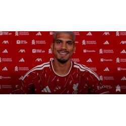 Ronald Araújo, iklädd Liverpool-tröjor, publicerade ett foto på sin familj Ronald Araújo, iklädd Liverpool-tröjor, publicerade ett foto på sin familj